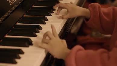 实拍母亲教孩子弹钢琴牵孩子的手教弹琴画面视频的预览图